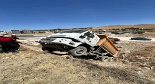 Şanlıurfa'da şarampole düşen kamyonun sürücüsü kepçeyle kurtarıldı