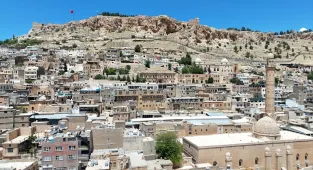 Tarihi kent Mardin'in dokusunu bozan betonarme binaların yıkımı sürüyor