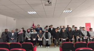 Ulaş'ta umre ödüllü bilgi yarışmasında dereceye giren öğrenciler ödüllendirildi