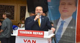 Yeniden Refah Partisi Genel Başkanı Erbakan, partisinin Van kongresinde konuştu:
