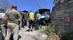 Zonguldak'ta freni arızalanan yolcu minibüsü duvara çarptı, 14 kişi yaralandı