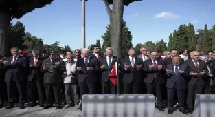 15 Temmuz şehitleri, İstanbul'da kabirleri başında anıldı