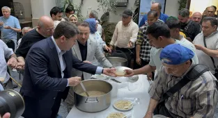 Adalet Bakanı Tunç, Amsterdam Fatih Camisi'nde cuma namazı kıldı, aşure dağıtımına katıldı