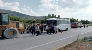 Afyonkarahisar'da otobüs ile kamyonun çarpıştığı kazada 7 kişi yaralandı