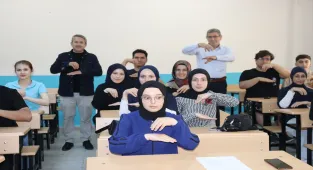 Amasya'da halk eğitimi merkezindeki kursta işaret dili kamyon arkası yazılarıyla öğretiliyor