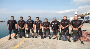 Antalya'da 15 Temmuz dolayısıyla denizde Türk bayrağı açıldı