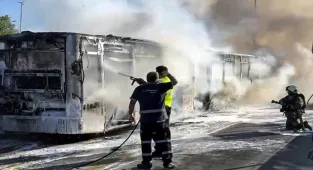 Bakırköy'de metrobüste çıkan yangın söndürüldü