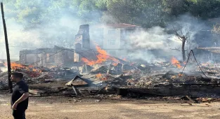 Bartın'da çıkan yangında 2 ev ile 2 samanlık kullanılamaz hale geldi