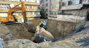Bayrampaşa'da inşaat alanındaki iş makinesi toprak kayması sonucu devrildi 