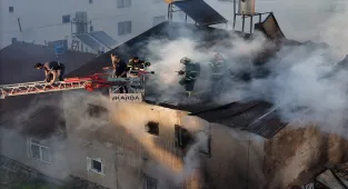 Bingöl'de iki katlı binada çıkan yangın söndürüldü