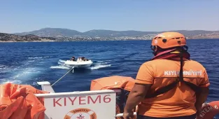Bodrum açıklarında sürüklenen 2 teknedeki 9 kişi kurtarıldı