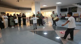 Bolu'da müzeyi ziyaret eden Romanlar davul keman eşliğinde çiftetelli oynadı