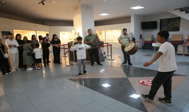 Bolu'da müzeyi ziyaret eden Romanlar davul keman eşliğinde çiftetelli oynadı