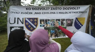 Bosna Hersek'teki savaşta kurşuna dizilerek öldürülen 6 Srebrenitsalı genç anıldı