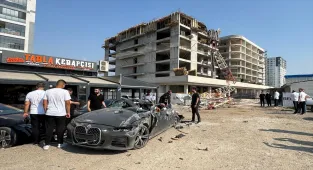 Bursa'da devrilen vincin operatörünü kurtarma çalışması cep telefonu kamerasında