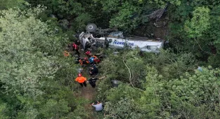 Bursa'da orman yangınına su taşıyan tankerin devrilmesiyle ölenlerden 2'sinin cenazesi defnedildi