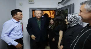 Cumhurbaşkanı Erdoğan, 15 Temmuz'da 3 yakını şehit olan Muzaffer Gülşen'i evinde ziyaret etti