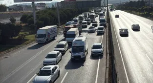 D-100 kara yolunun Kocaeli kesiminde 1 kişinin yaralandığı zincirleme kaza ulaşımı aksattı