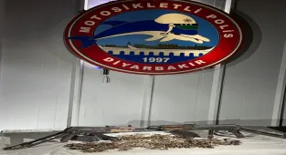 Diyarbakır'da bir otomobilde 2 kalaşnikof ele geçirildi