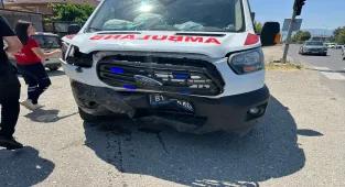 Düzce'de ambulans ile otomobilin çarpıştığı kazada 2 kişi yaralandı