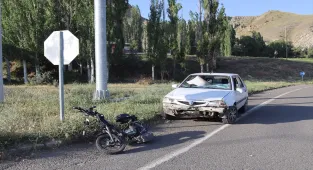 Erzurum'da otomobil ile elektrikli bisiklet çarpıştı, 2'si ağır 3 kişi yaralandı