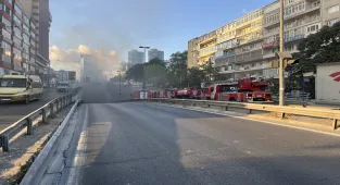 GÜNCELLEME - Beşiktaş'taki alt geçitte özel halk otobüsünde çıkan yangın söndürüldü 