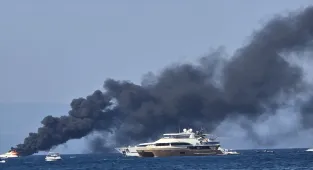 GÜNCELLEME - Bodrum açıklarında yanan motoryat battı