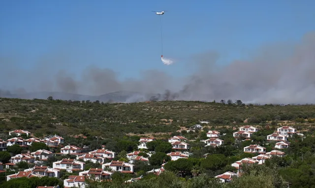 GÜNCELLEME - Çeşme'de ziraat alanında başlayıp ormana sıçrayan yangına müdahale ediliyor