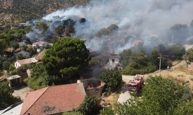 GÜNCELLEME - İzmir'de otluk alanda çıkan ve mahalle sıçrayan yangın kontrol altında