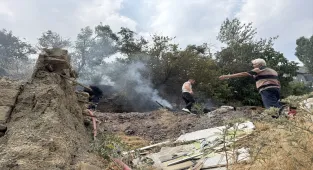 Hakkari'de ağaçlık alanda çıkan yangın kontrol altına alındı