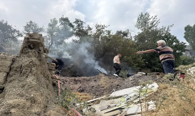 Hakkari'de ağaçlık alanda çıkan yangın kontrol altına alındı