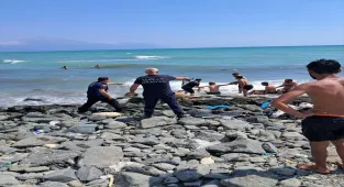Hatay'da rip akıntısına kapılan 2 kişi kurtarıldı