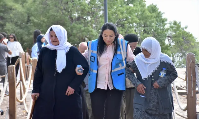 Huzurevi sakinleri Van'ın tarihi ve doğal güzelliklerini keşfediyor