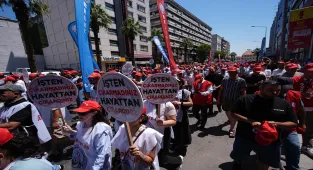 İzmir Büyükşehir Belediyesinin işten çıkardığı işçiler eylemlerini sürdürüyor