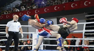İzmir'de düzenlenen Türkiye Kick Boks Şampiyonası'nın açılışı yapıldı