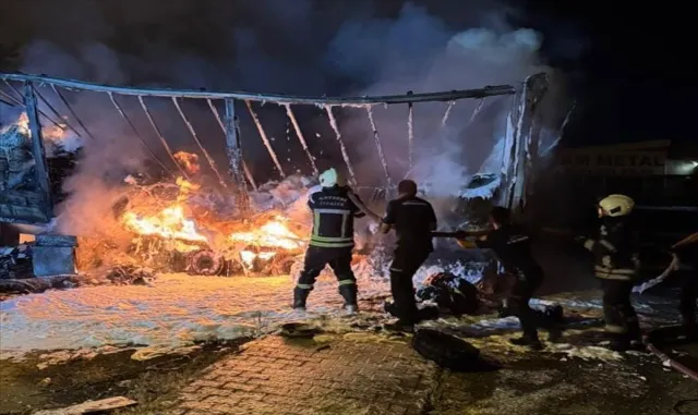 Kayseri'de yanan tırın dorsesi kullanılamaz hale geldi