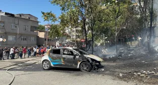 Küçükçekmece'de gecekondudan otomobile sıçrayan yangın söndürüldü