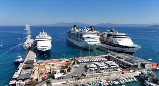 Kuşadası'na 4 kruvaziyerle 6 bin 298 turist geldi