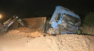 Manisa'da hafriyat kamyonunun arkadan çarptığı traktörün sürücüsü öldü