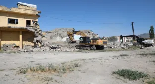 Melikgazi'de 5 metruk yapı belediye ekiplerince yıkıldı