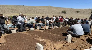 Mersin'de tıra çarpan hafif ticari araçta ölen 5 kişinin cenazesi Diyarbakır'da toprağa verildi