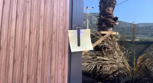 Muğla'da sahilde kaçak olduğu belirlenen 11 taşınabilir yapı mühürlendi