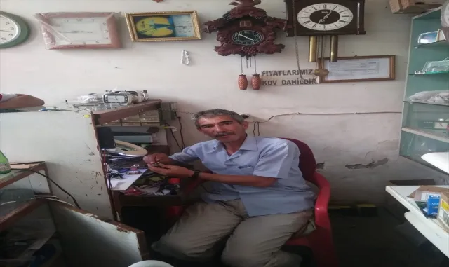 Nallıhan'da 45 yıldır saat tamirciliği yapıyor