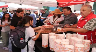 NEVÜ'de aşure dağıtımı yapıldı