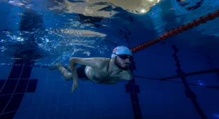 Paralimpik milli yüzücü Serhat Polat olimpiyat kotası için günde çift idman yapıyor