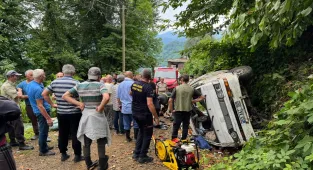 Rize'de panelvanın devrilmesi sonucu 2 kişi öldü, 3 kişi yaralandı