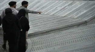 Srebrenitsa'da toprağa verilecek 7 soykırım kurbanı için mezar yerleri kazıldı