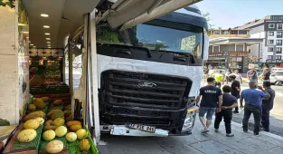 Sultanbeyli'de yokuşta kayan tırın 5 araçta hasara neden olduğu kaza kamerada
