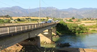 Tokat'ta serinlemek için girdiği çayda suların yükselmesiyle mahsur kalan kadın kurtarıldı
