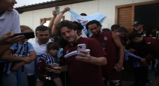 Trabzonsporlu futbolcular Erzurum'da yağmurlu havada taraftarıyla buluştu